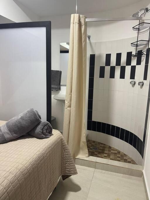 Deco5 Spacious Downtown Like Apartment *